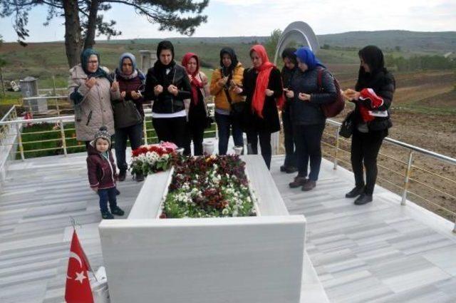 Minik Berat, Şehit Babasının Fotoğrafı Başından Ayrılmadı