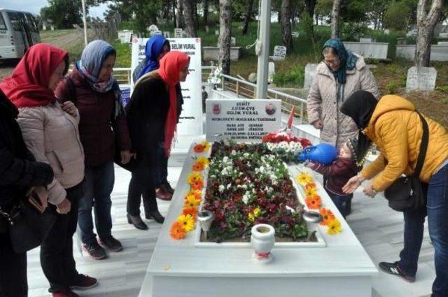 Minik Berat, Şehit Babasının Fotoğrafı Başından Ayrılmadı