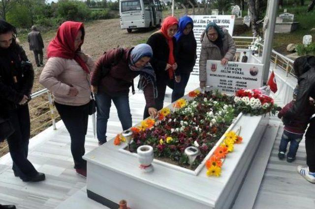 Minik Berat, Şehit Babasının Fotoğrafı Başından Ayrılmadı