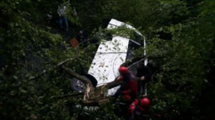 Zonguldak'ta Yolcu Minib&uuml;s&uuml; Şarampole Yuvarlandı (1)