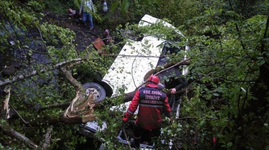 Minib&uuml;s 50 Metreden U&ccedil;uruma Yuvarlandı