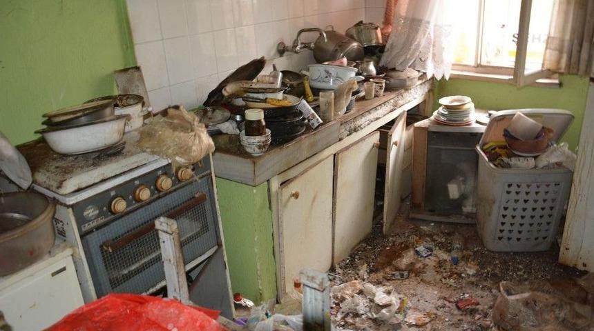 Koku Yayan Evden 20 Trakt&ouml;r &Ccedil;&ouml;p &Ccedil;ıkarıldı