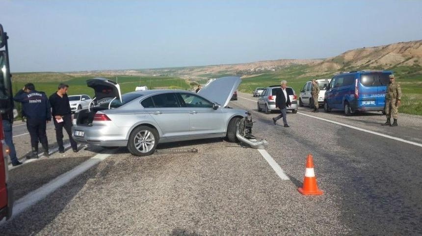 İki Otomobil &Ccedil;arpıştı: 4 Yaralı