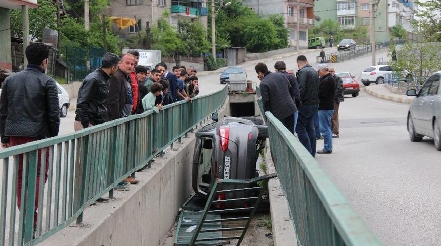 Otomobil Su Kanalına D&uuml;şt&uuml;: 2 Yaralı