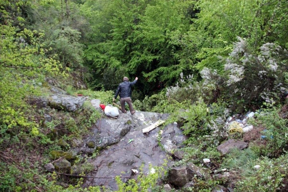 Cenazeden D&ouml;nenleri Taşıyan Midib&uuml;s U&ccedil;uruma Yuvarlandı: 5 &Ouml;l&uuml;, 8 Yaralı