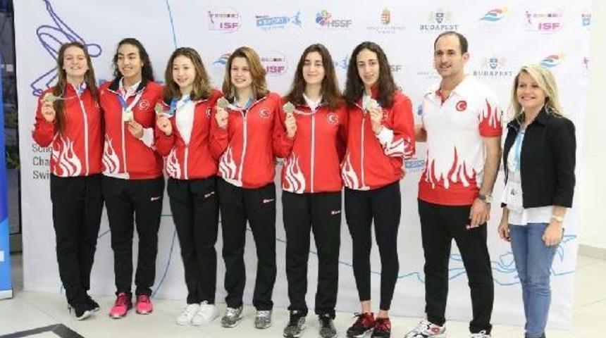 &Ccedil;evre Koleji 6X50 M Serbest Bayrak Yarışında D&uuml;nya Birincisi Oldu