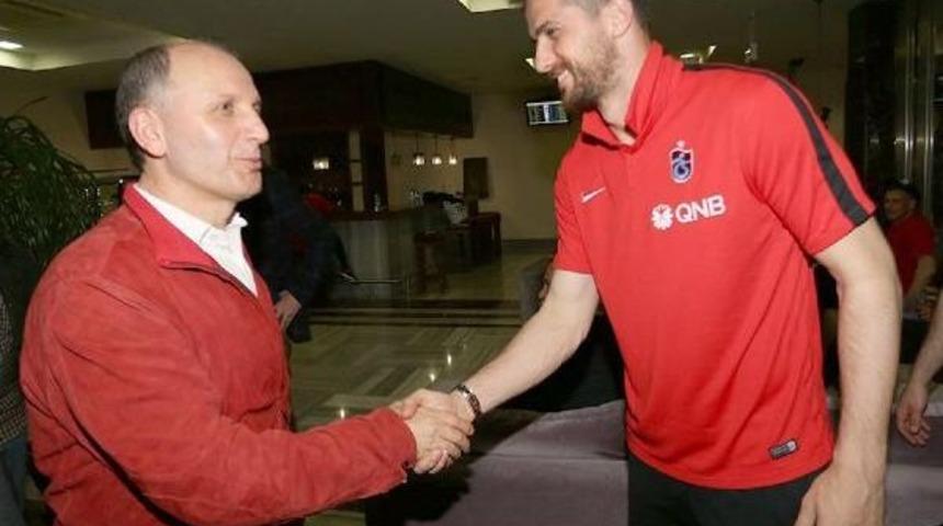 Trabzonspor Başkanı Usta, Galibiyet Sonrası Teknik Heyet Ve Futbolcuları Tebrik Etti