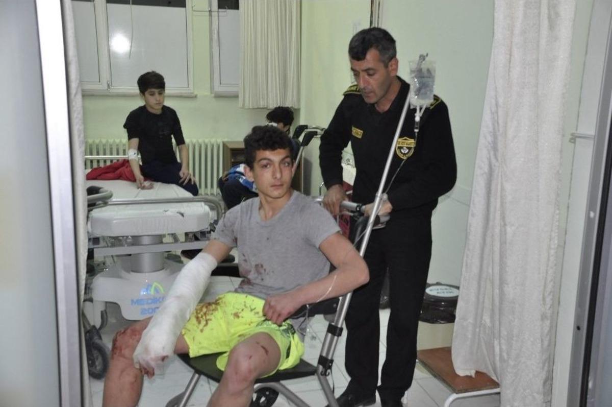 G&uuml;reş&ccedil;ileri Taşıyan Minib&uuml;s Kaza Yaptı: 12 Yaralı