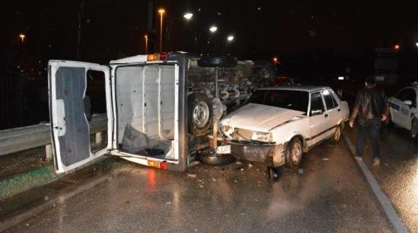Bursa'da Yeni Aldığı Ara&ccedil;la Kaza Yaptı, Oğlu Ara&ccedil;taki Paralarını Aradı