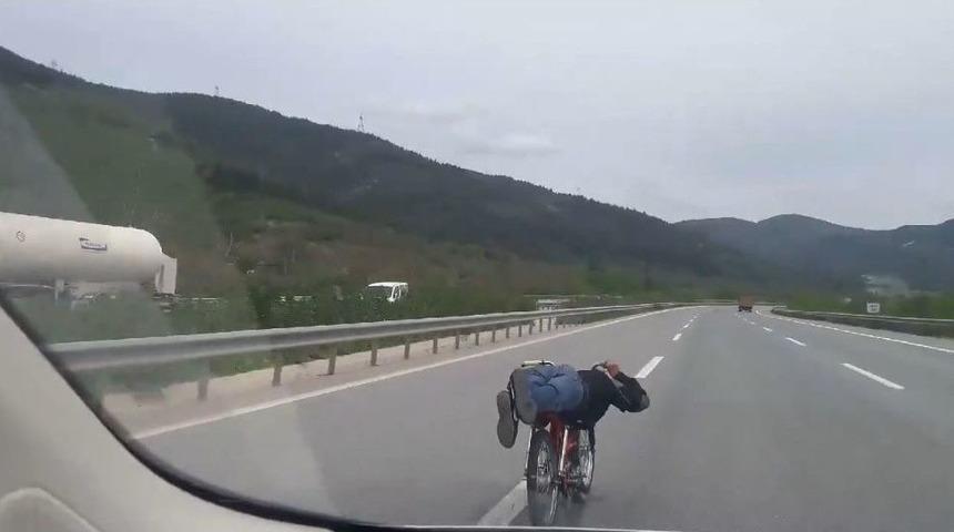 Hız Tutkunu Motosiklet&ccedil;ilerin Tehlikeli Yolculuğu