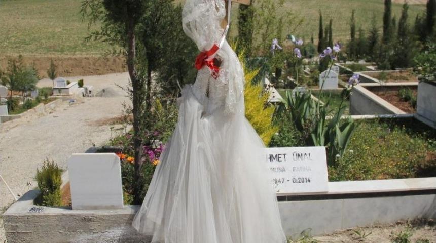 Gen&ccedil; Kadının Mezarına Gelinlik Asıldı