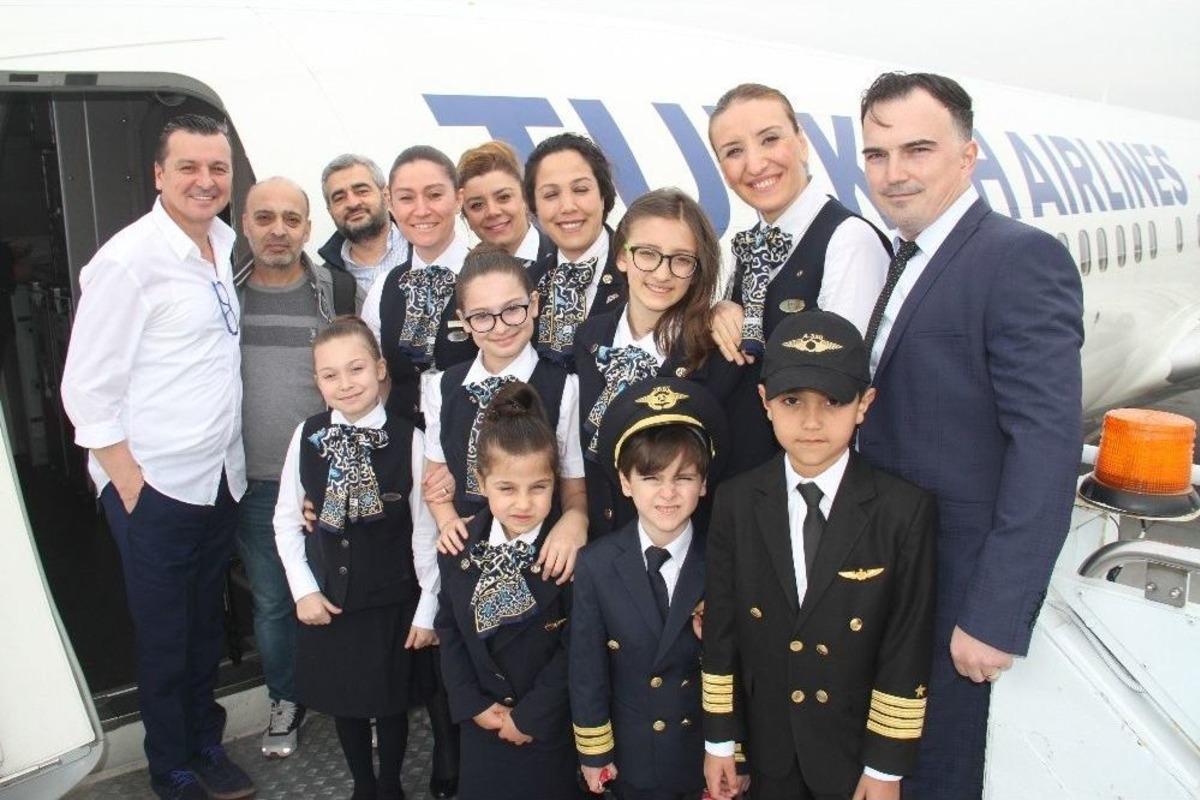 (&ouml;zel Haber) Anneleri İle Aynı U&ccedil;akta Hosteslik Yaptılar