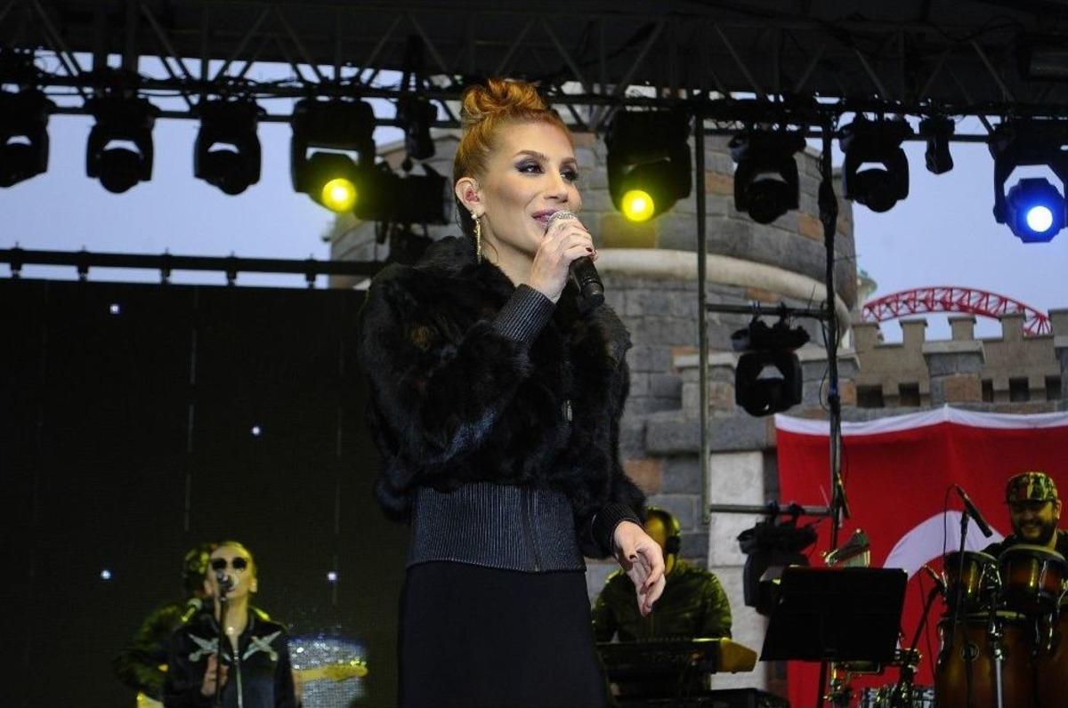 İrem Derici Yeni Single&rsquo;ının İlk Konserini İstanbul&rsquo;da Verdi
