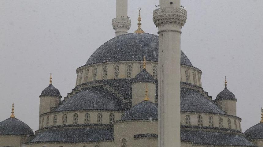 Başkente Nisan Ayında Kar S&uuml;rprizi