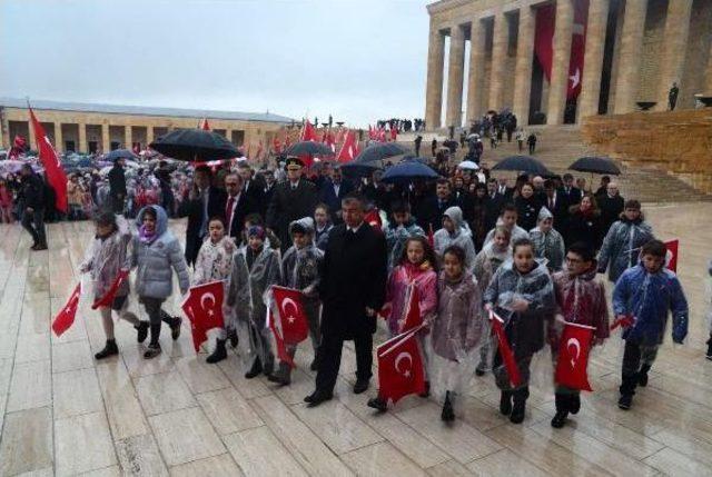 Milli Eğitim Bakanı İsmet Yılmaz, Çocuklarla Anıtkabir'i Ziyaret Etti