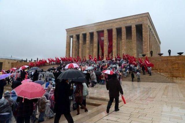 Milli Eğitim Bakanı İsmet Yılmaz, Çocuklarla Anıtkabir'i Ziyaret Etti