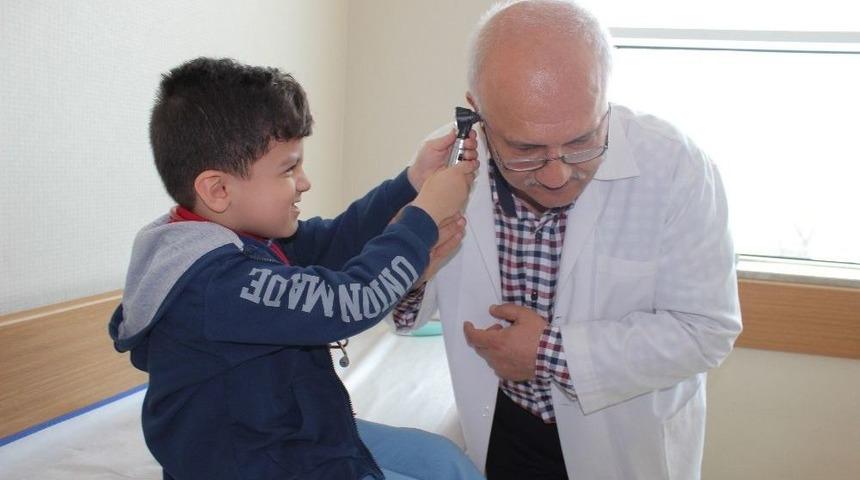 &Ccedil;ocuklar Doktor Oldu Doktorları Muayene Etti