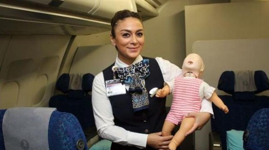 Aldığı Eğitim Sayesinde U&ccedil;akta Boğulma Tehlikesi Olan Bebeği Kurtardı