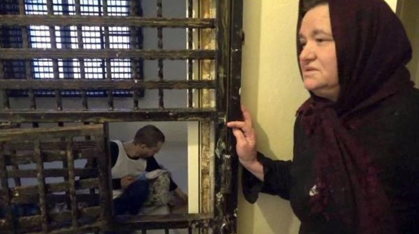 Bir Annenin Dramı... Oğlu I&ccedil;in Evini Cezaevine &Ccedil;evirdi