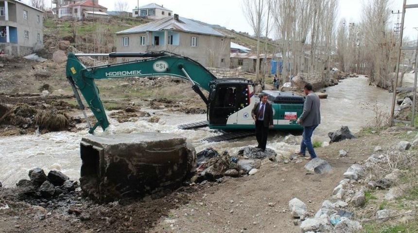 &Ccedil;aldıran&rsquo;da Dere Islah &Ccedil;alışması