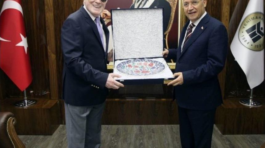 &Uuml;nl&uuml; Oyuncu İzzet G&uuml;nay, Yenimahallelilerle Buluştu