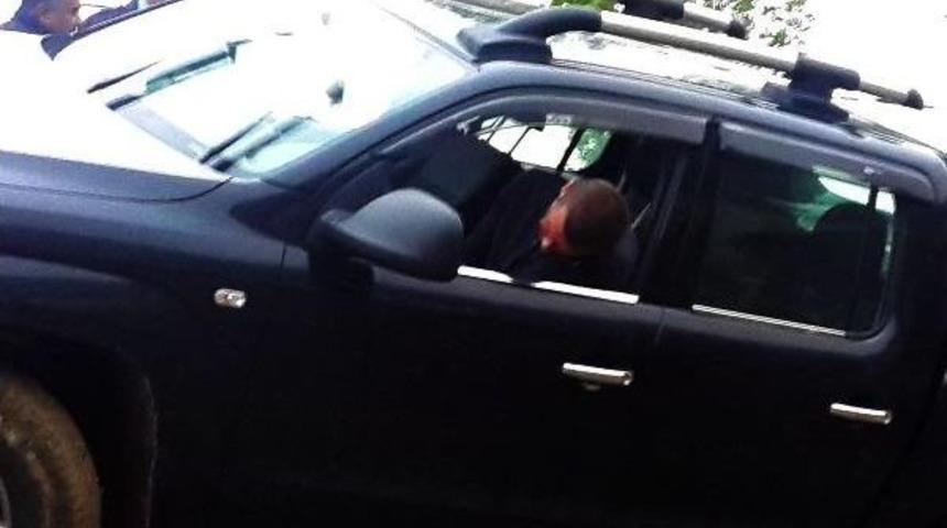 Devrilme Tehlikesi Bulunan Kamyonetten Kep&ccedil;e Ile Kurtarıldı