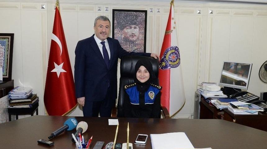 İstanbul Emniyet M&uuml;d&uuml;r&uuml; &Ccedil;alışkan Koltuğunu Şehit &Ccedil;ocuğuna Devretti