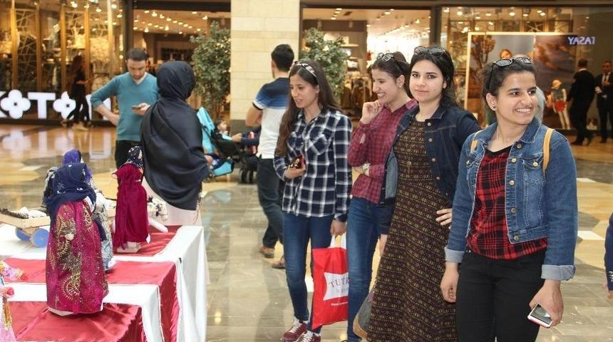 Piazza&rsquo;da Y&ouml;resel Kıyafetli Bez Bebekler Sergisi