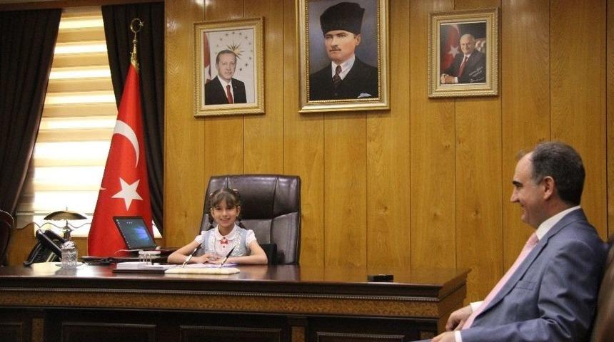 Minik Validen "şehit &Ouml;mer Halisdemir K&ouml;şesi" Yapılsın Talimatı