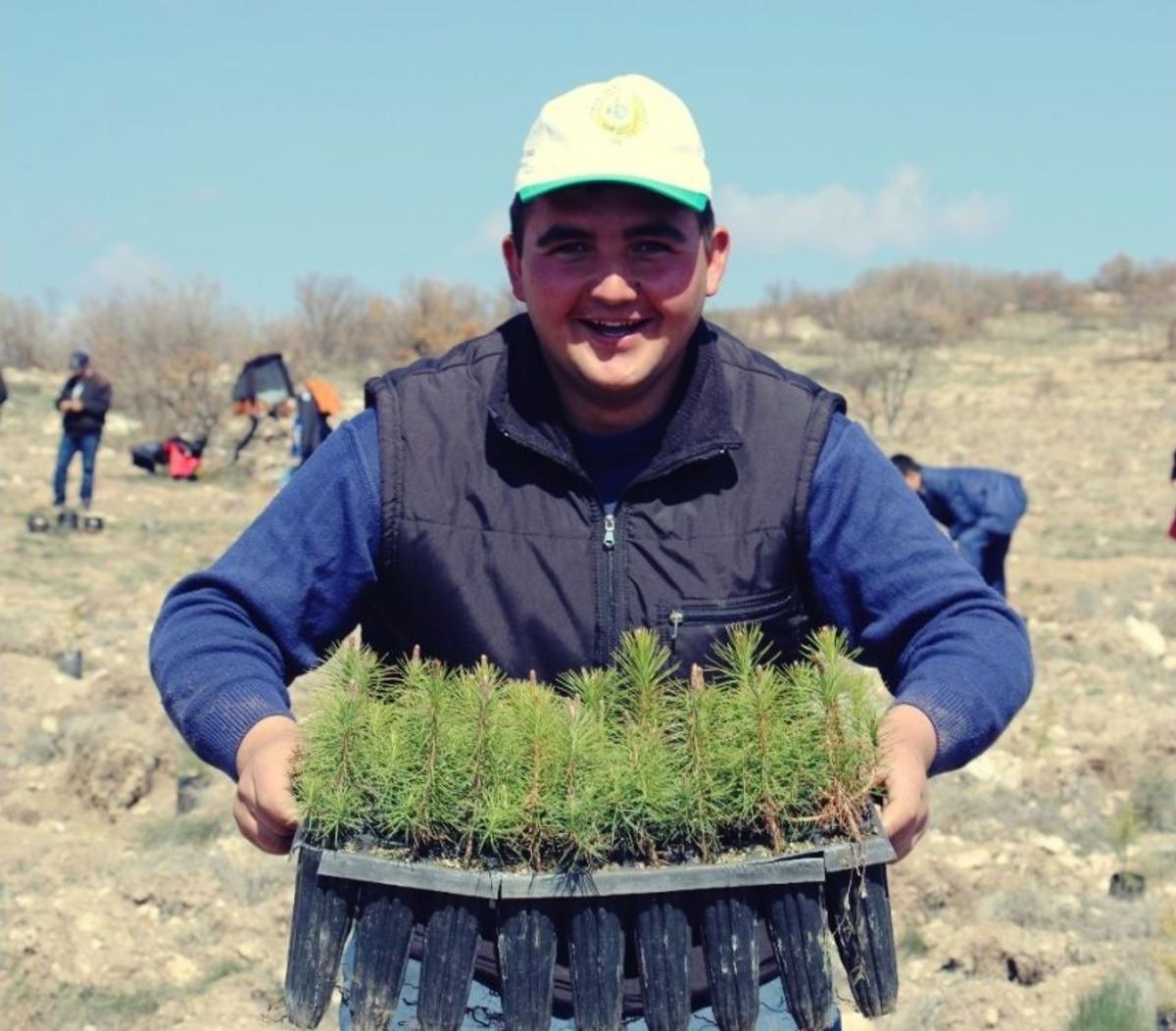 Kırka&rsquo;daki &Ouml;ğrenciler 2 Bin Kara&ccedil;am Fidanını Toprakla Buluşturdu
