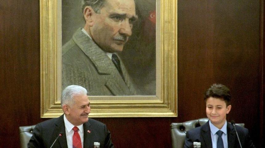 Başbakan Yıldırım, Koltuğunu &Ccedil;ocuk Başbakana Devretti