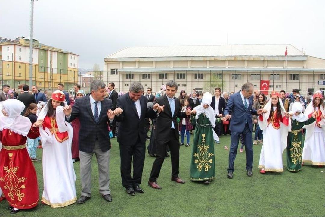 Protokol &Ouml;ğrencilerle Halay &Ccedil;ekti