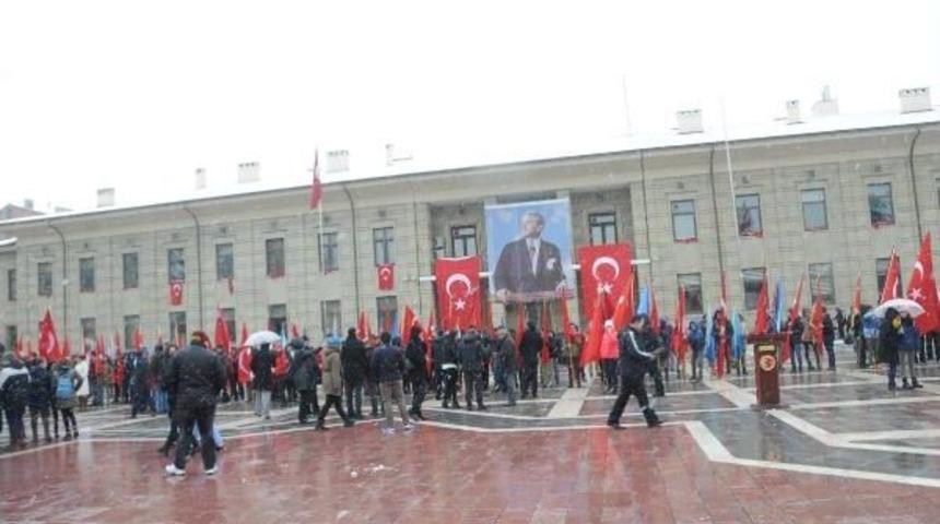 Eskişehir'de Kar Altında 23 Nisan T&ouml;reni