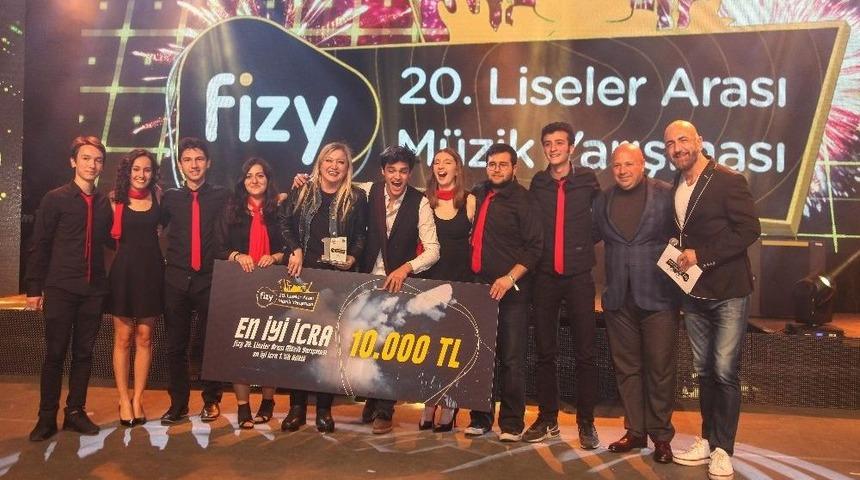 Fizy 20. Liseler Arası M&uuml;zik Yarışması&rsquo;nda Gen&ccedil; M&uuml;zisyenler &Uuml;nl&uuml;lerle Aynı Sahneyi Paylaştı