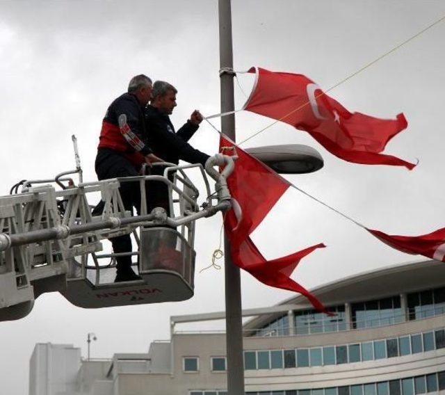 Şiddetli Lodos Ağaç Söktü, Kamyonet Devirdi