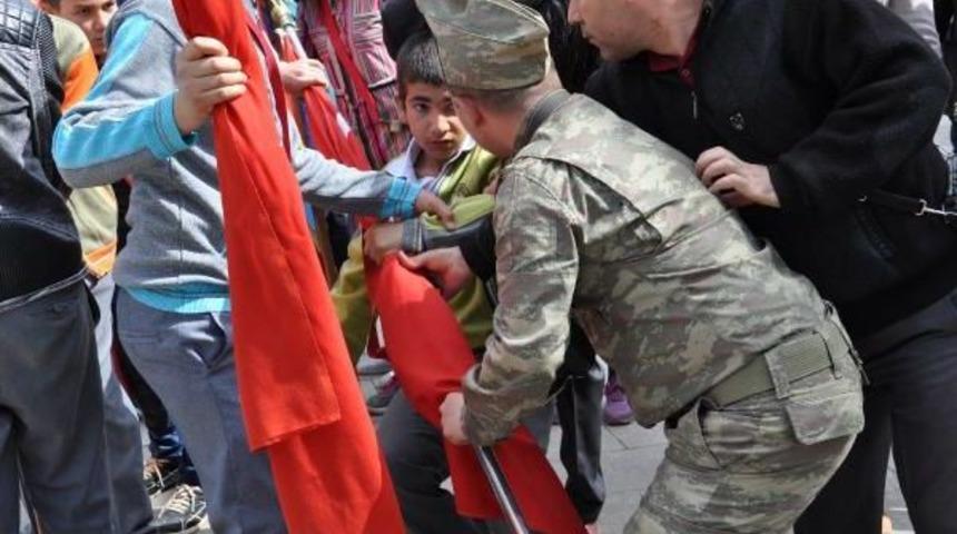 23 Nisan T&ouml;reninde Bayılan &Ouml;ğrenci, Bayrağı Bırakmadı