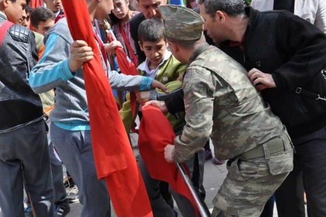 23 Nisan Töreninde Bayılan Öğrenci, Bayrağı Bırakmadı