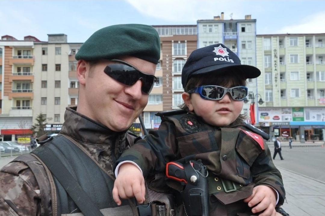 Kars&rsquo;ta 23 Nisan Coşkusu