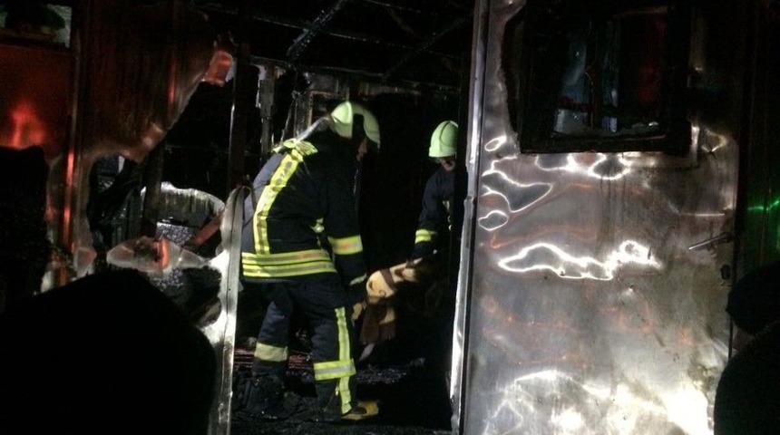 İş&ccedil;ilerin Kaldığı Konteynırda Yangın: 1 &Ouml;l&uuml;, 2 Yaralı