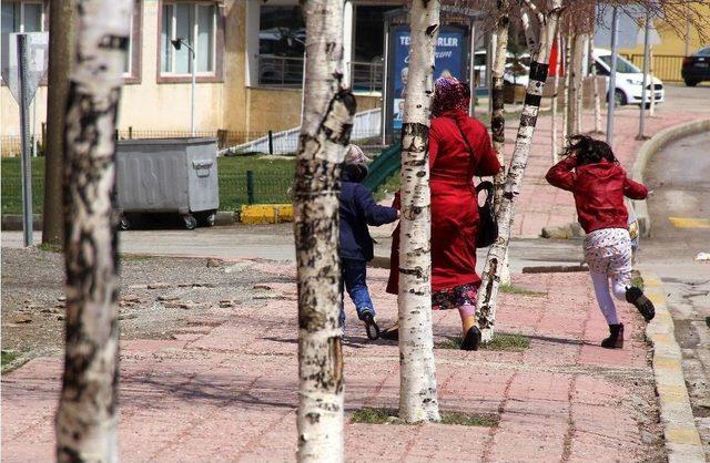 Erzurum’da Fırtına Çatıları Uçurdu