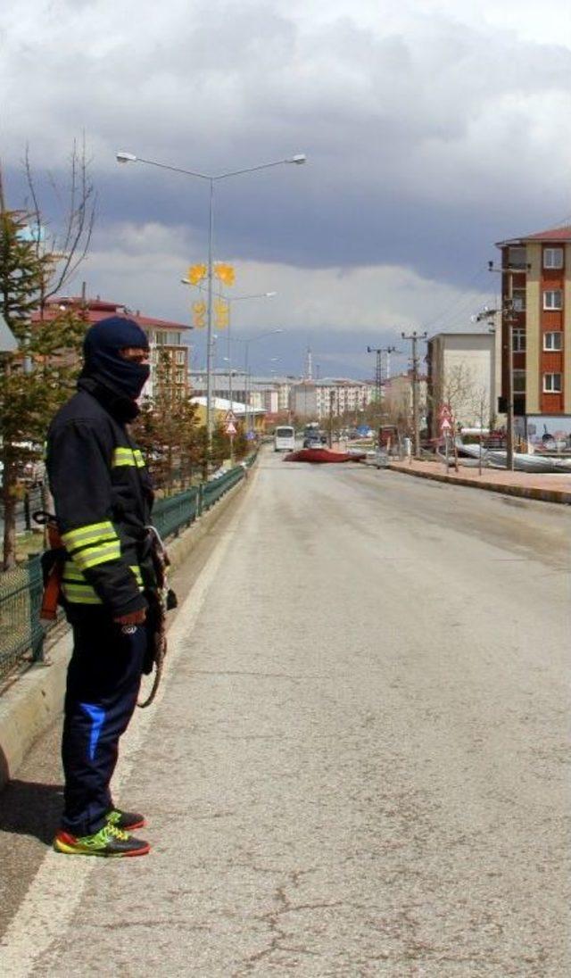 Erzurum’da Fırtına Çatıları Uçurdu