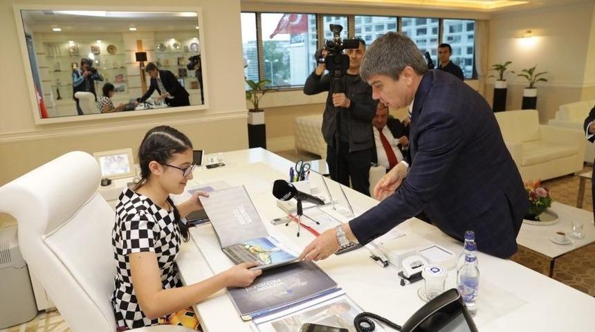 Başkan T&uuml;rel Koltuğunu &Ccedil;ocuk Başkana Devretti