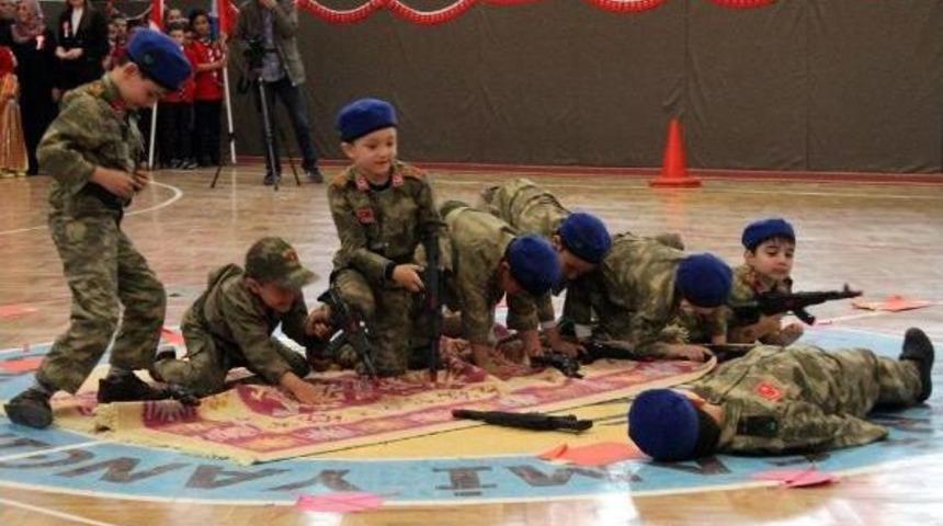 Anaokulu &Ouml;ğrencilerinin 23 Nisan G&ouml;sterisinde Şehit Sahnesi