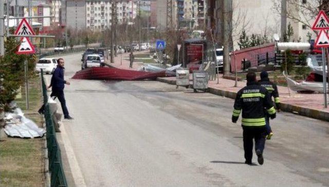 Erzurum'da Fırtına Çatıları Uçurdu