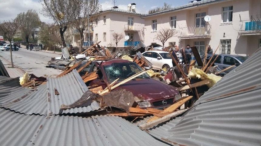 Sivas&rsquo;ta Şiddetli R&uuml;zgar Hayatı Fel&ccedil; Etti