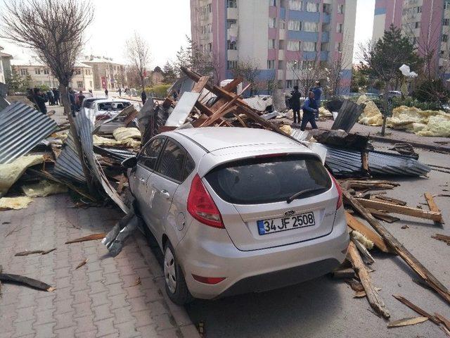 Sivas’ta Şiddetli Rüzgar Hayatı Felç Etti