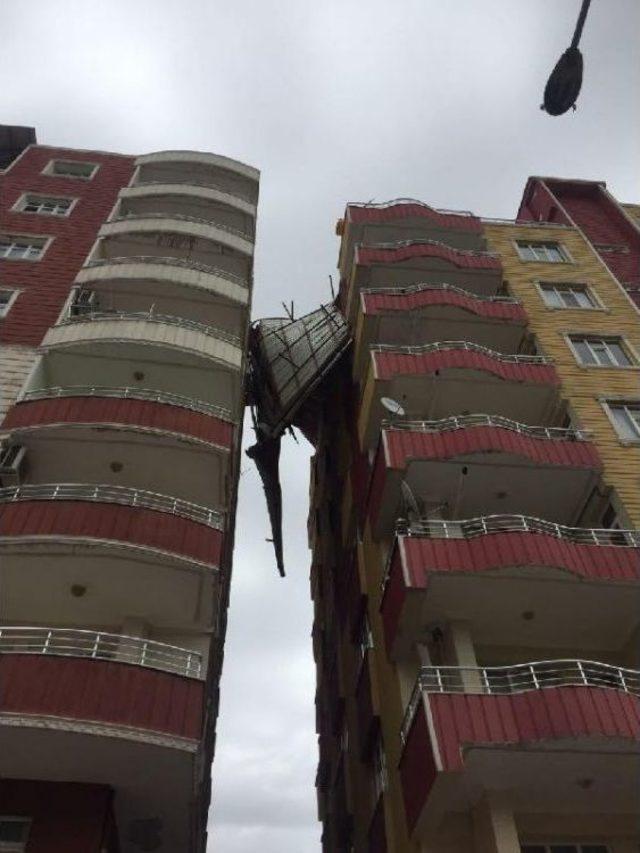 Siirt'te Şiddetli Rüzgar Çatı Uçurdu