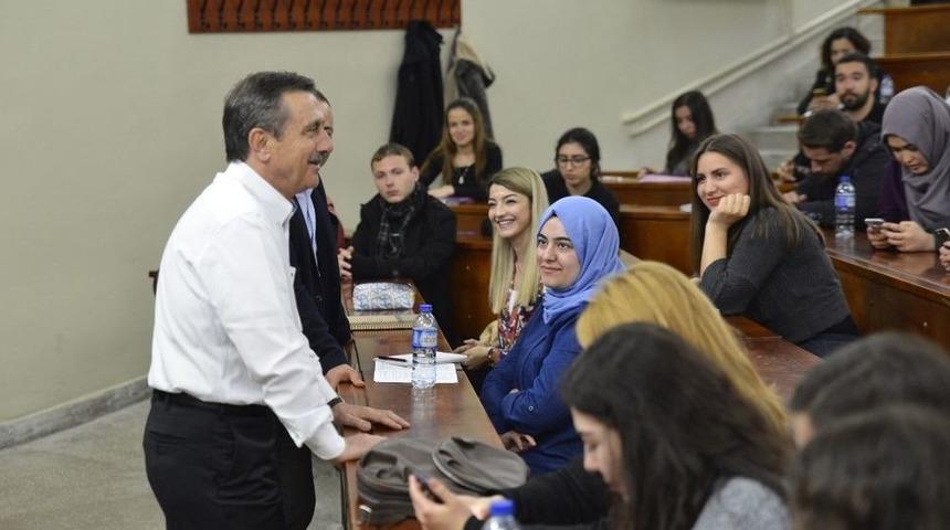 Başkan Ata&ccedil; &Uuml;niversitelilerle Derse Katıldı