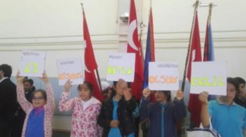 &Ouml;ğrenciler, Yoğun Bakımda Kalan Arkadaşını Unutmadı