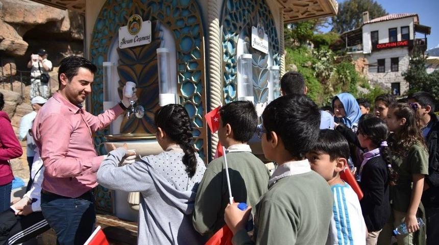 Alanya Belediyesi 23 Nisan Ulusal Egemenlik Ve &Ccedil;ocuk Bayramı İle Mira&ccedil; Kandili&rsquo;nde Limonata Ve Lokum Dağıttı